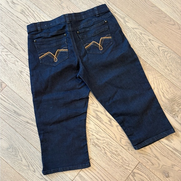 Reitmans NWOT Deep Indigo Capri Jeans - Picture 3 of 5